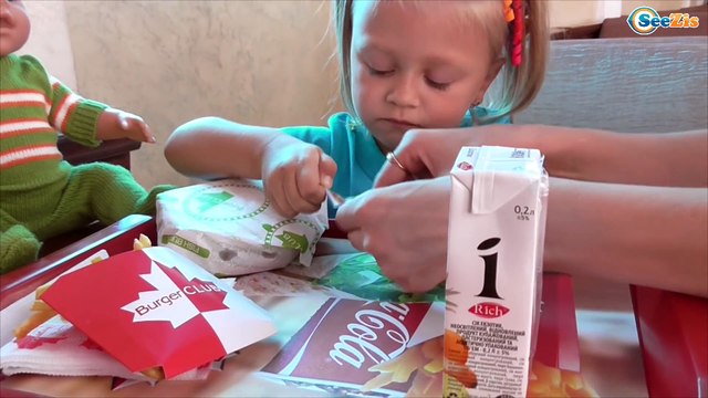 ✔ Baby Born and cook Yaroslava are eating hamburgers. Кукла и Ярослава кушают гамбургер. Серия 30 ✔