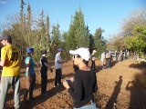 La chaîne des lycéens du Campus de Pouillé pour acheminer les pierres dans la cour de l'Ecole primaire de Tnine-Ourika