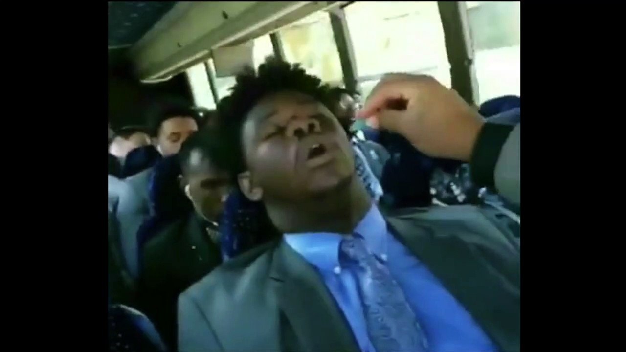 Il pourri la vie de ses potes endormis dans un bus !