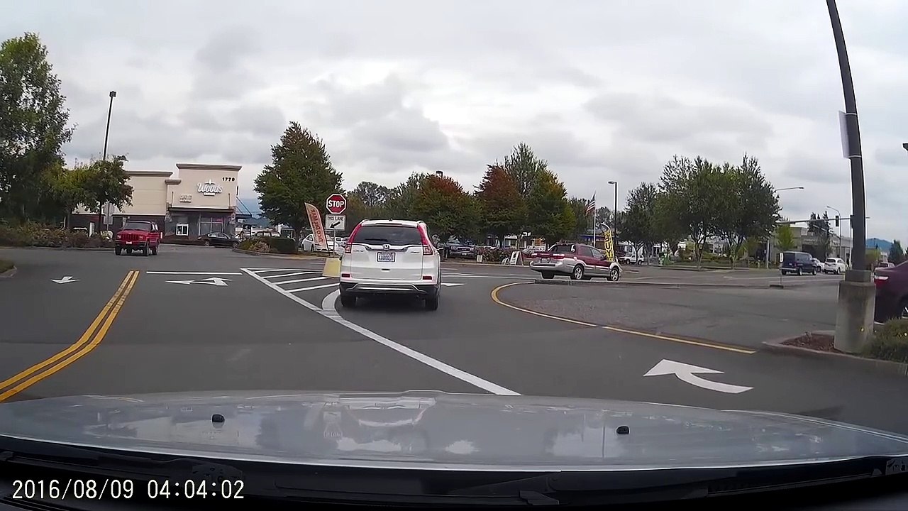 Zanimljivo CARICA: Vozila je auto i uspela je da PREGAZI SAMA SEBE! Ne verujete? Evo kako je uspela!
