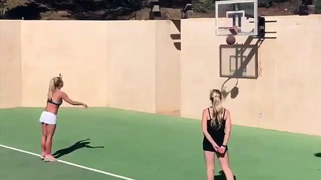 Quand Britney Spears s'essaie au basket