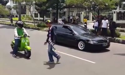 Motor Tua Melawan Mobil Balap