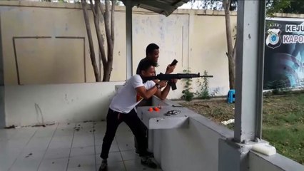 Aksi tembak menembak uji latihan senjata