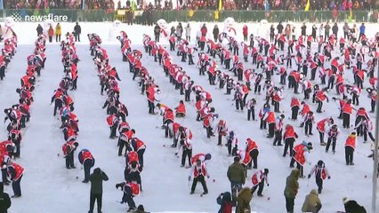 1000 students whip tops on icy ground to break world record