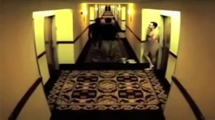Coincé tout nu hors de sa chambre dans un hôtel