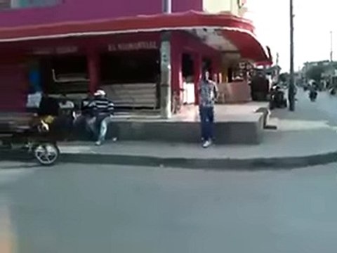 On fait comme on peut en Afrique si on n'a pas d'argent pour acheter des balles