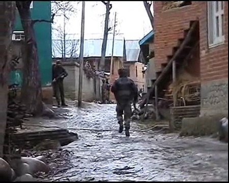 Live Video of Indian Army and Hizbul Mujahideen Militants Encounter at Shopian Jammu and Kashmir