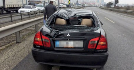 Helikopterden Kopan Parça D-100'de İlerleyen Otomobilin Üzerine Düştü