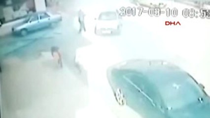 Iskenderun Cam Balkon Korkuluğu Yoldan Geçen Gencin Üzerine Düştü