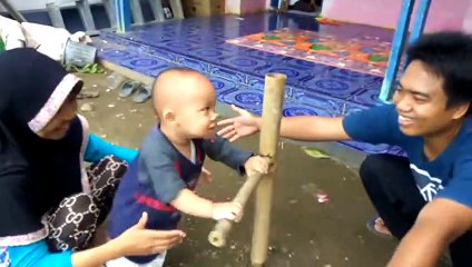 Découvrez l'ancienne technique des Indonésiens pour faire marcher les bébés... surprenant