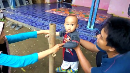 Il apprend à marcher à l'aide d'un morceau de bambou