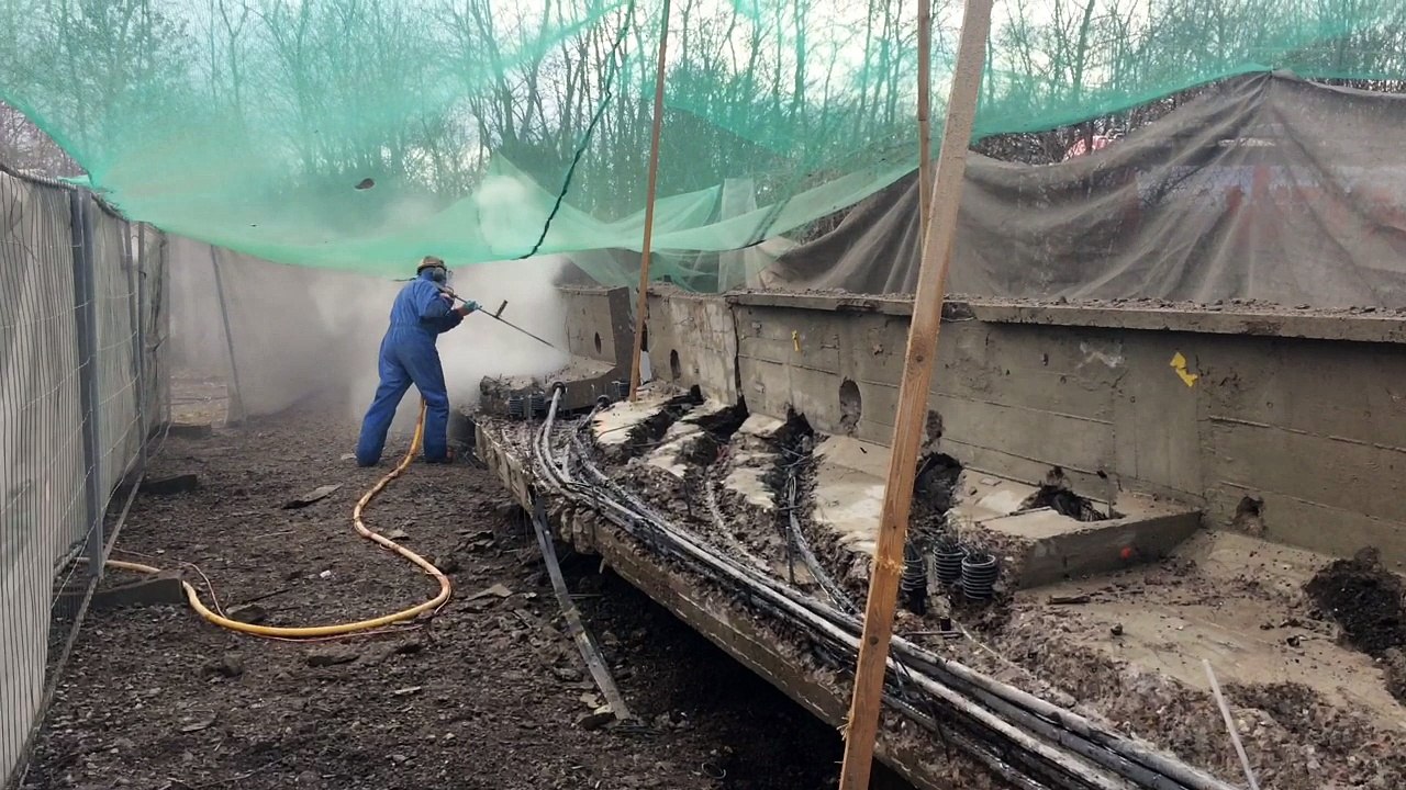 Opération d'hydro démolition sur une poutre de pont en béton
