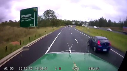 Cet automobiliste complètement inconscient coupe la route à un camion