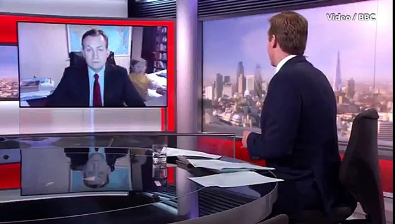 Le duplex d'un professeur en Corée du Sud perturbé par ses enfants en direct sur la BBC - Regardez