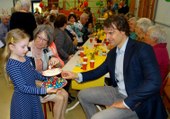 Burgemeester Salet en wethouder Hamerslag bij High Tea tijdens NL Doet - OBS de Vliegerdt / Abbenbroek 2017
