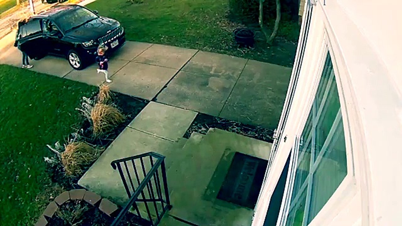 Une petite fille s'envole à cause du vent en ouvrant la porte de sa maison