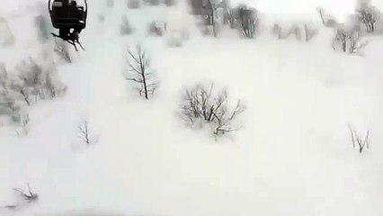 Ils sont bloqués sur un télésiège en pleine tempête