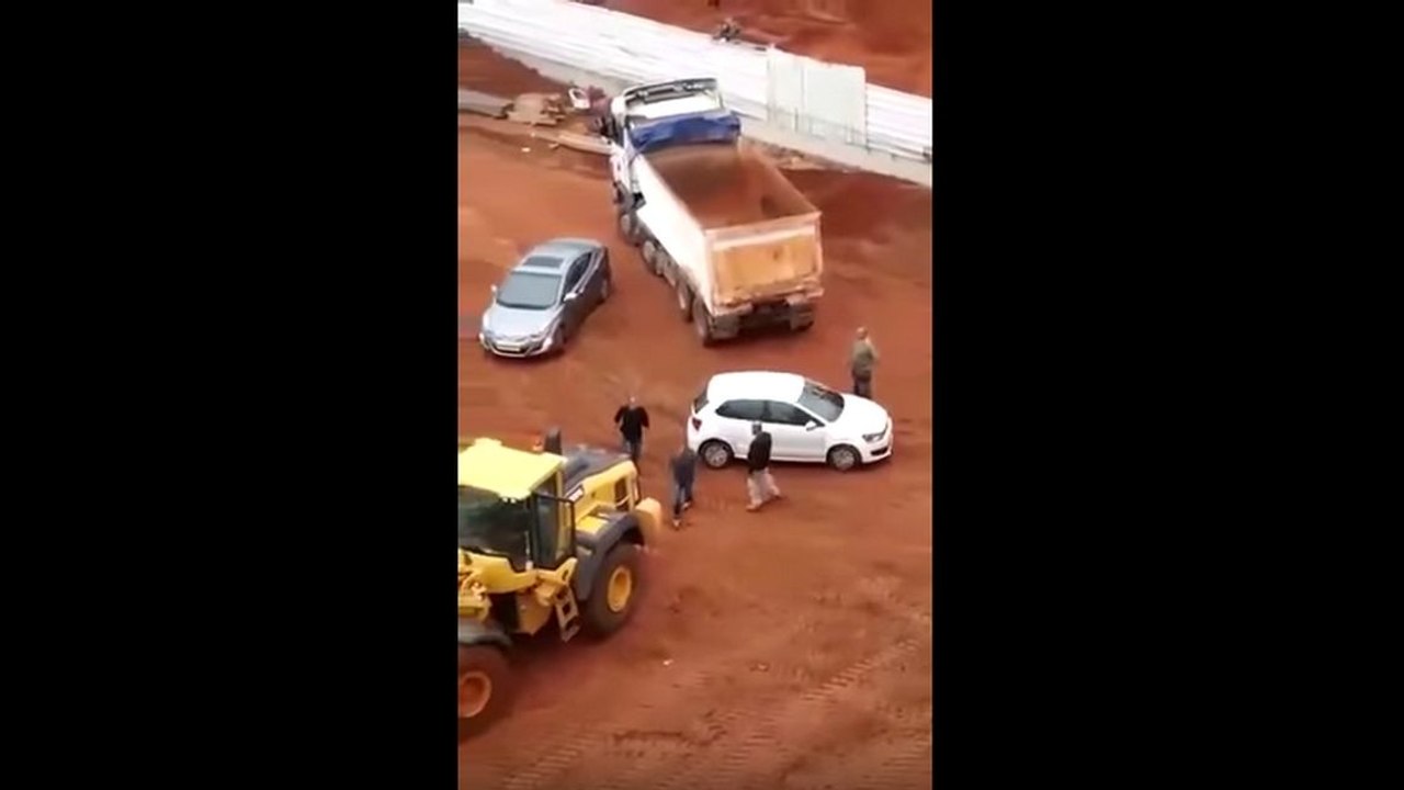 Embrouille avec un chargeur sur pneus sur un chantier
