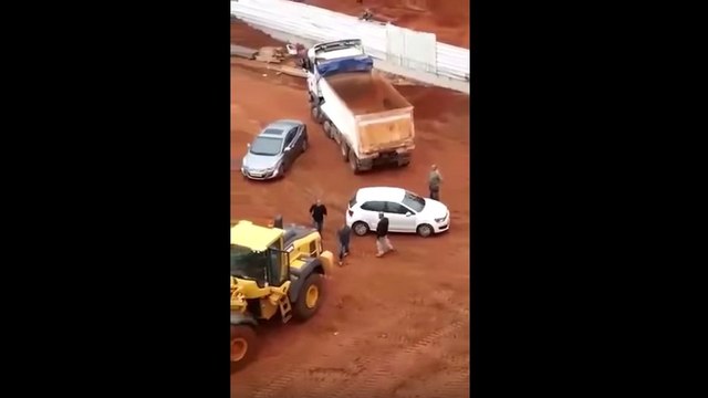 Embrouille avec un chargeur sur pneus sur un chantier