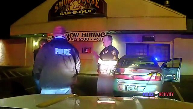 Un homme prouve aux flics qui le contrôlent qu’il est sobre d’une drôle de manière