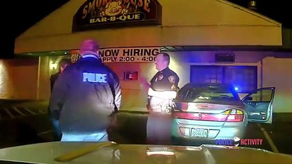 Un homme prouve aux flics qui le contrôlent qu’il est sobre d’une drôle de manière