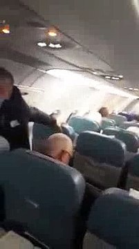 حصري فيديو العركة في طائرة التونيسار !! ههه تفرجو الخنيفري ملا فضايح والله تفرجو الحالة تفرجو