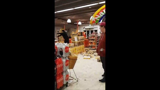 Le gars devient fou et détruit des centaines d’œufs de Pâques dans un magasin