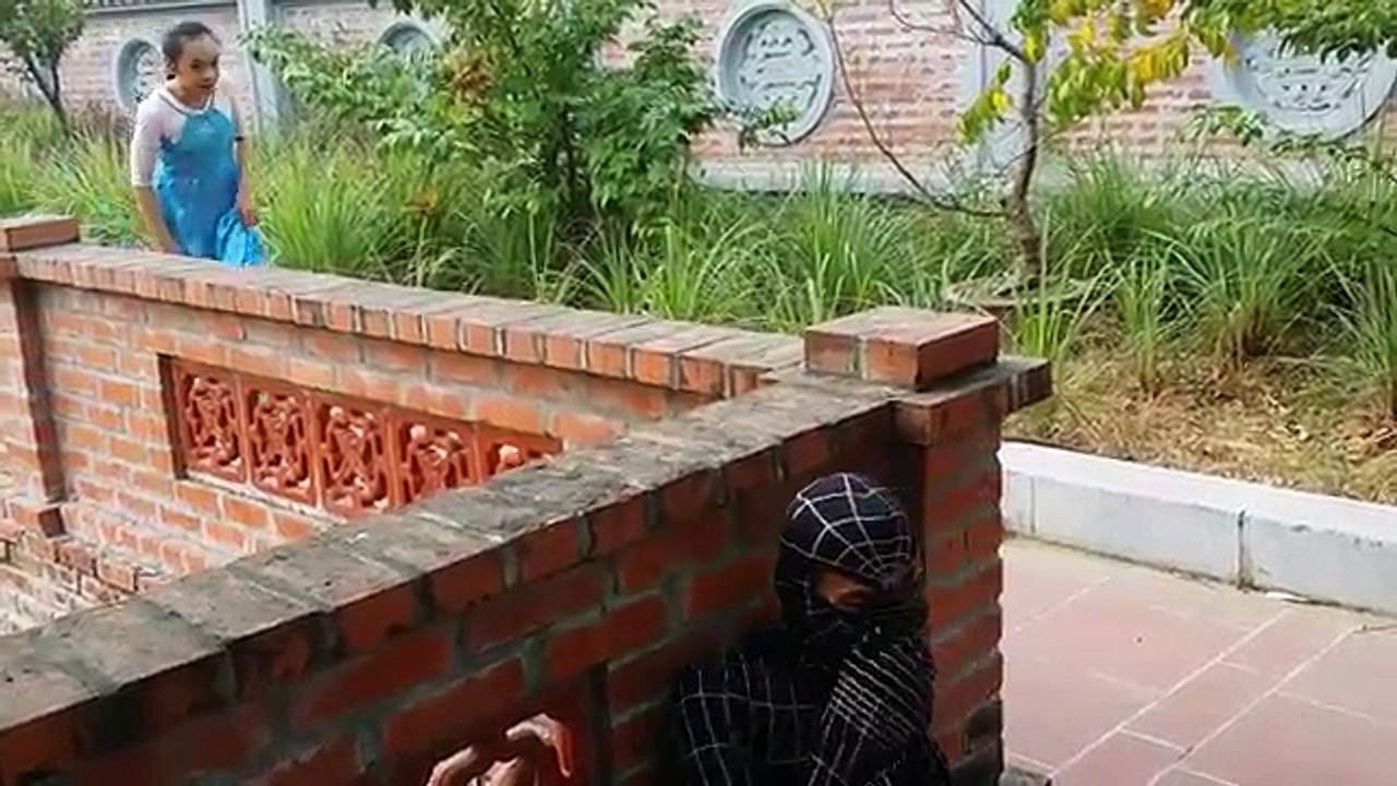 Супергерой в реальной жизни человек-паук замороженные elsa и друзей