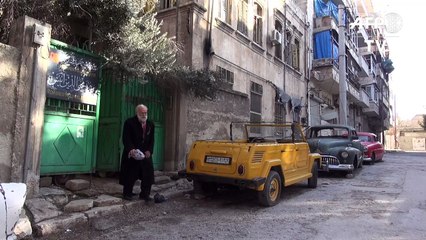 Un collectionneur d'Alep retrouve ses voitures "blessées"