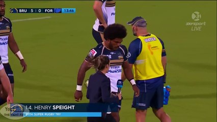 Un rugbyman interviewé en plein match par cette journaliste