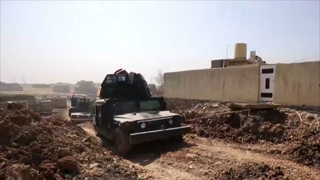 القوات العراقية تتقدم بالموصل وسط نزوح 300 ألف