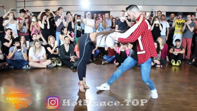 Atunci când acești doi dansatori au ieșit în centru, toți și-au scos telefoanele și au început să-i filmeze. Nu ai voie