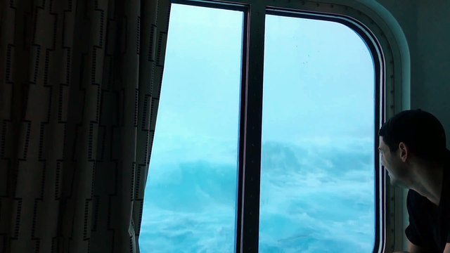 Le paquebot géant Anthem of the Seas pris dans une grosse tempête