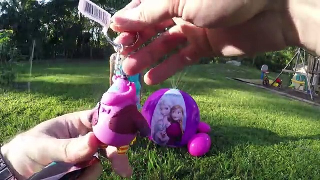HUGE FROZEN ELSA & ANNA INFLATABLE BEACH BALL SPRINKLER WATER TOYS & Big Surprise Eggs Frozen Videos