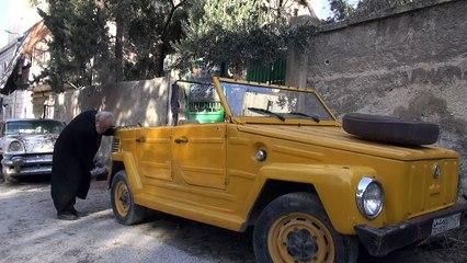 في مدينة حلب.. أبو عمر يود اصلاح مجموعة سياراته القديمة الجريحة