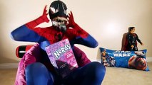 Человек-паук, замороженные elsa и розовый Человек-паук против Джокера! с гигантской конфеты! Супергерой удовольствие в реальном