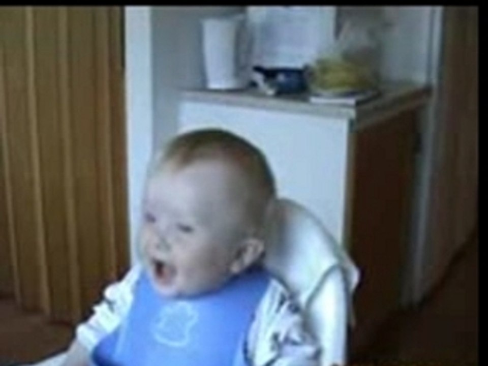 Fou rire communicatif d'un tit bébé :)