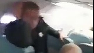 فيديو العركة في الطائرة التي تسببت في تعليق رحلات الخطوط التونسية