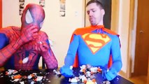 Человек-паук против Супермена против Киндер сюрприз яйца! Человек-Паук Какашки. Смешные Супергеройское кино в ре