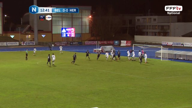 Coup franc bien tiré suivi d'une volée qui passe au dessus