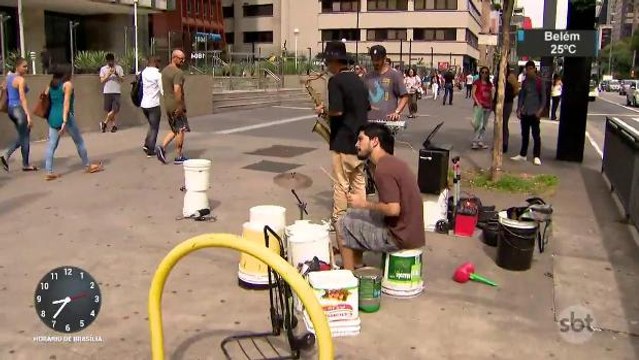 Jazz com baldes: Banda populariza estilo musical nas ruas de São Paulo