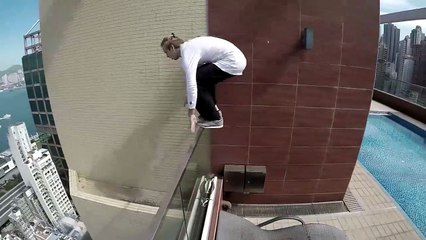Un freerunner s’entraîne sur le bord d’un building