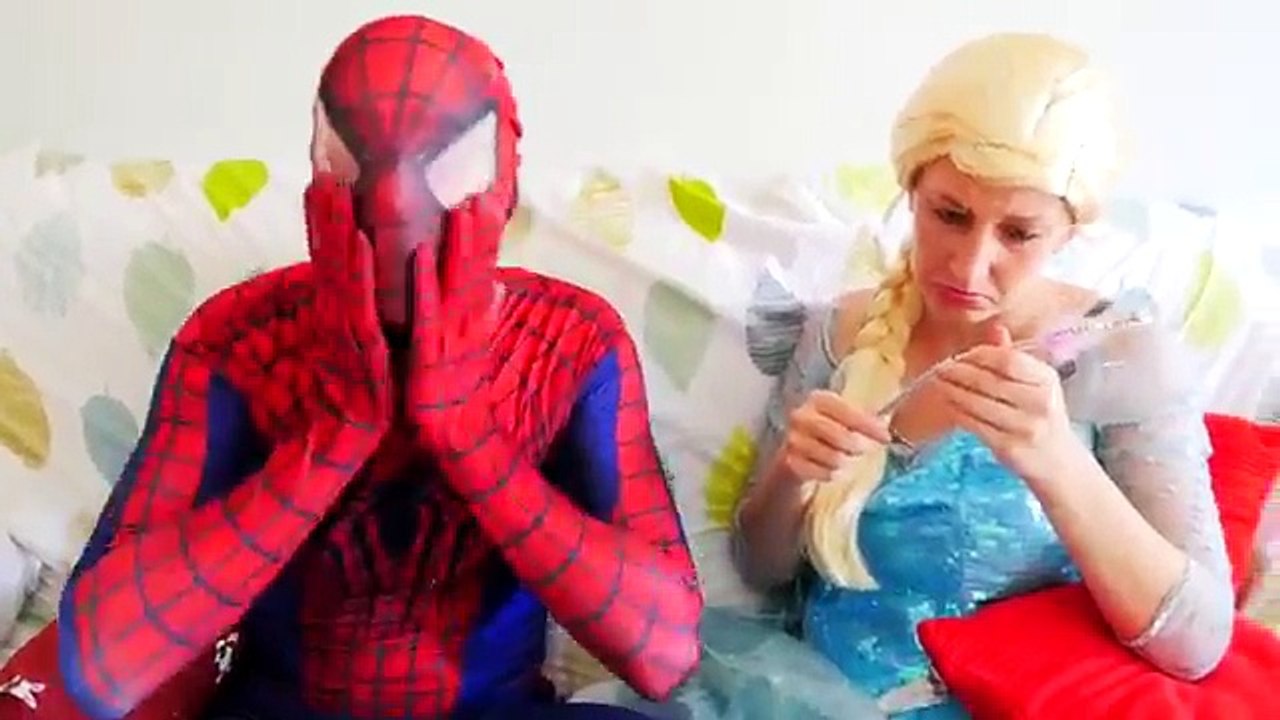 Замороженные elsa теряет ее платье?!и Джокер теряет свою одежду?! Паук забавный супергерой в реальной жизни