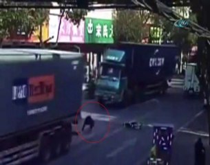 Motosikletli Kamyonun Altından Böyle Çıktı