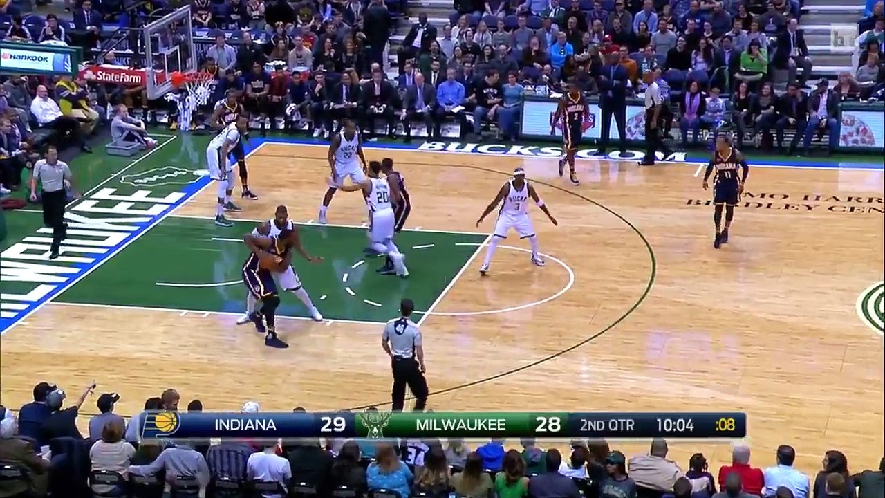 Jason Terry incite le public à huer l'arbitre !