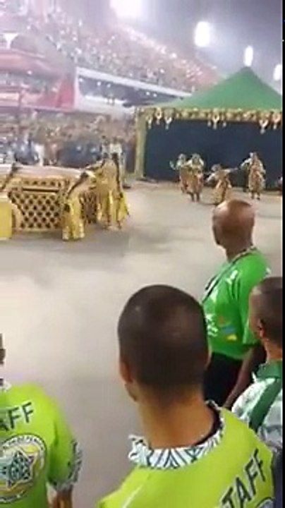 Il arrive en tapis volant! Numéro incroyable pendant le carnaval brésilien