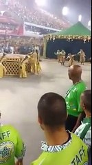 Il arrive en tapis volant! Numéro incroyable pendant le carnaval brésilien