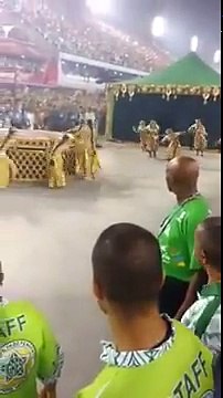 Il arrive en tapis volant! Numéro incroyable pendant le carnaval brésilien