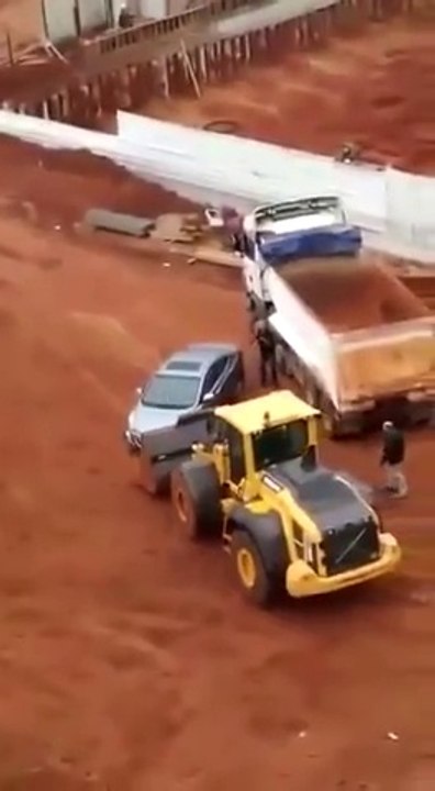 Fallait pas embeter cet ouvrier... Road rage bien violent!