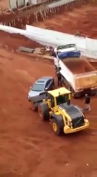 Fallait pas embeter cet ouvrier... Road rage bien violent!